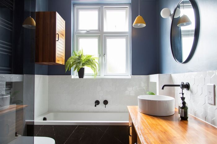 Blue and white bathroom decor