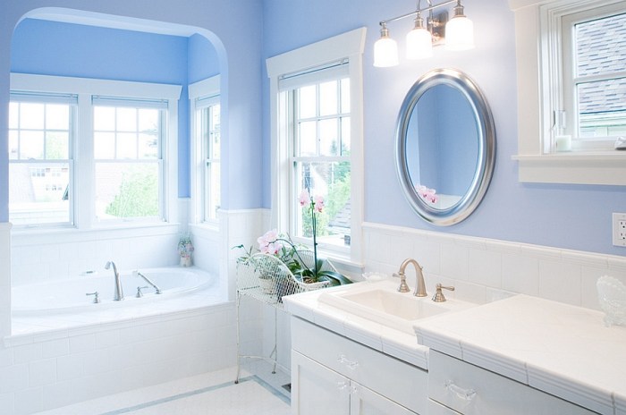 Blue and white bathroom decor