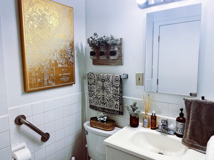 Small apartment bathroom decor