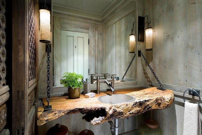 Rustic farmhouse decor bathroom