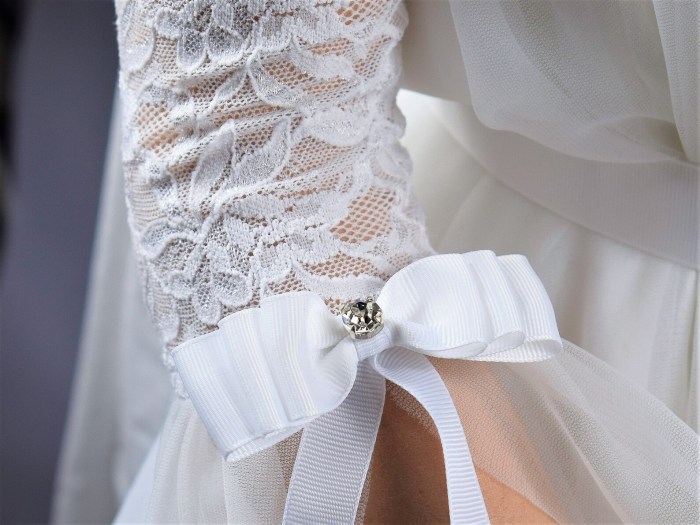 Detachable cap sleeves for wedding dress